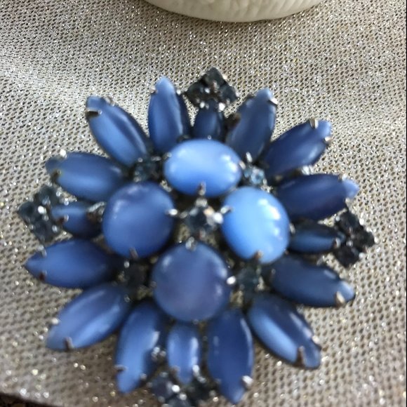 GRANDMA'S VINTAGE BLUE BROOCH - Picture 1 of 2